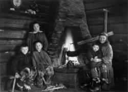 Samefamile samlet ved grue med koketre. Roavvesavvun.