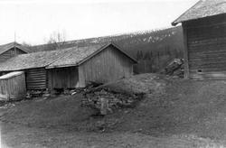 Skåret, Trysil, Hedmark mai 1950. Bygninger, låve og jordkje