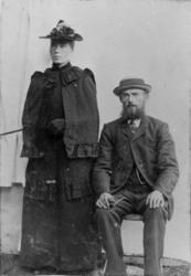 Portrett av stenhugger August Johannesen Løvdahl og hans kon