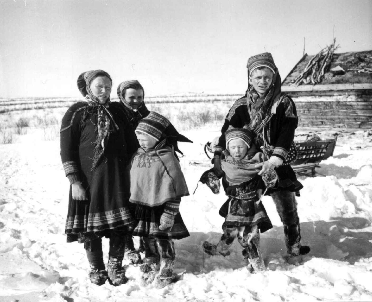To barn og tre voksne i kautokeino-drakter. Gargouluobbal 1958.