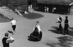 Oppvisning med folkedans i Telemarkstunet på Norsk Folkemuse