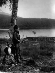 Samedrakter. Mann og kvinne ved et tre. Lappland 1916.