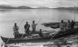 Menn med staker i elvebåter. Oversiktsbilde. Finnmark. Oppak