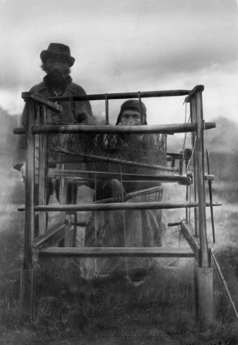Mann og kvinne ved flatvevstol av eldre type. Trollfjord.