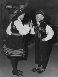 Opptreden av Norsk Folkemuseums barneleikarring.