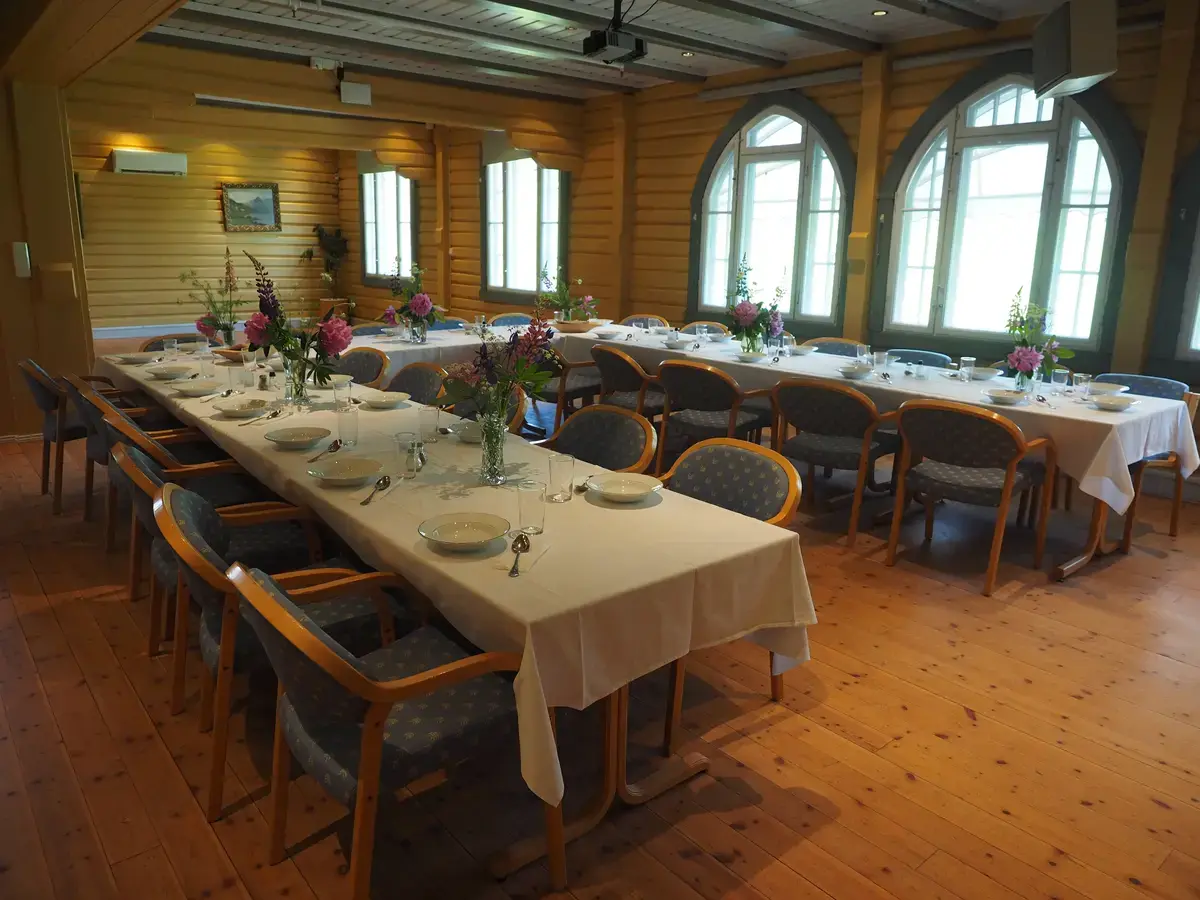 Bilde av et bord dekket til selskap i storsalen på Folkemusikksenteret. 