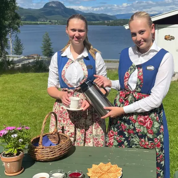 Servering av kaffe og vaffel på tunet