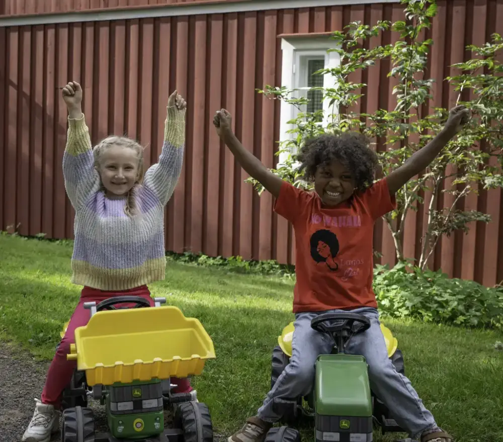 Barn leker med traktor på Barnas høstfestival på Norsk Folkemuseum