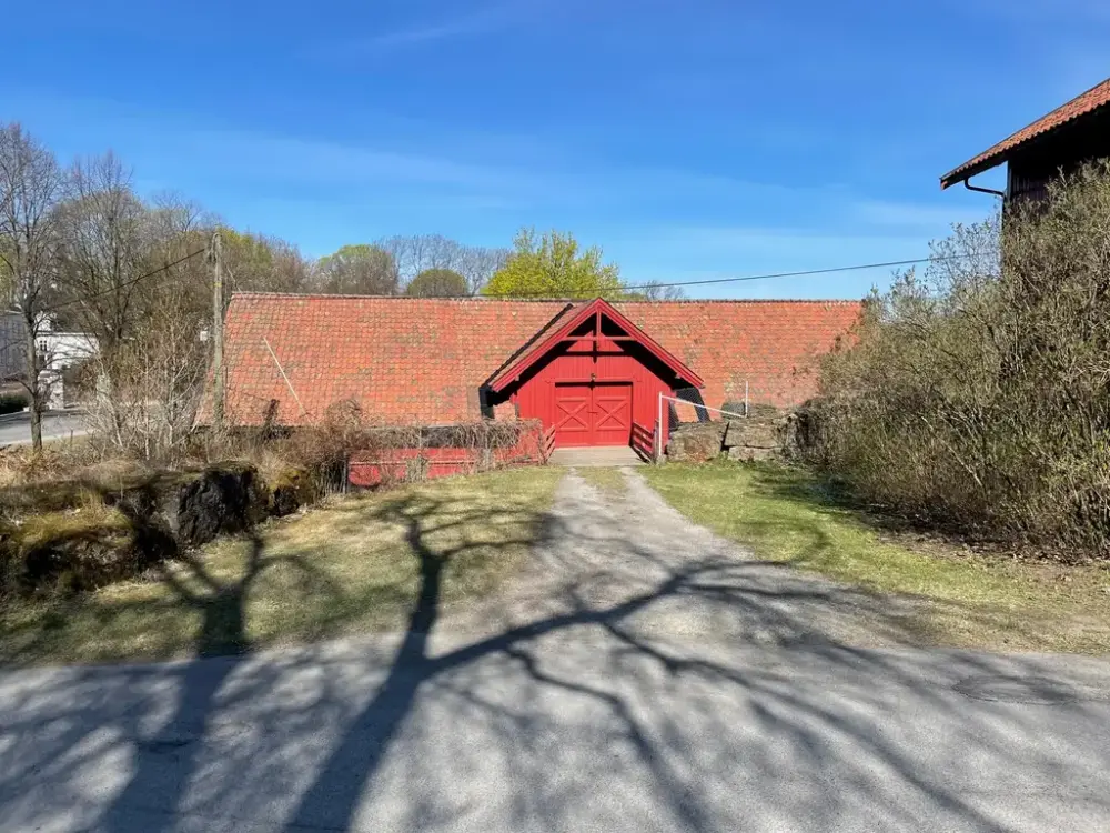 Rød låve på Bygdø Kongsgård i vårlys 