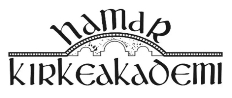 Logoen til Hamar Kirkeakademi består av navnet deres, delt av en bord med en bro