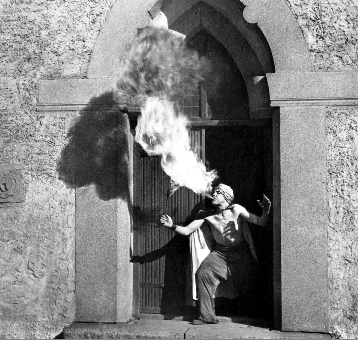 Artisten Ali Baba - lånt inn fra Sirkus Arnardo - var en stor attraksjon på den første Smaalensmarken i 1950.